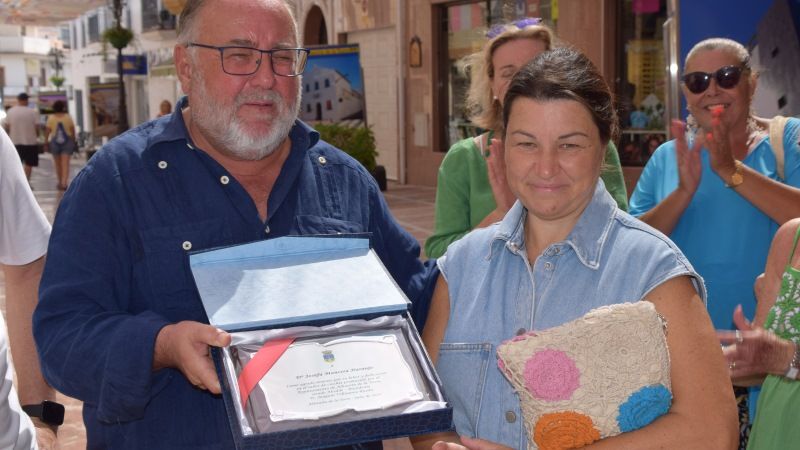 Emotivo homenaje a Josefa Mancera Naranjo, una de las impulsoras de los toldos de croché de calle Málaga