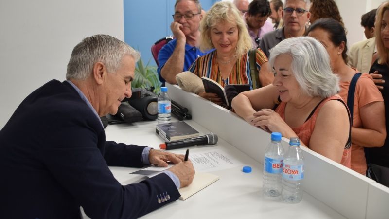 José sarria presenta su nuevo poemario bilingüe: 'Elogio del tiempo'
