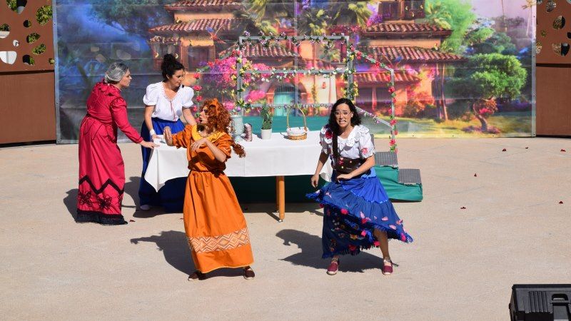El musical ‘Mi Encanto’ lleva la alegría y la diversión a los pequeños de Alhaurín de la Torre