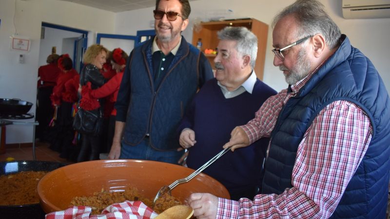 El Romeral reúne a toda su vecindad en torno a las migas y los villancicos