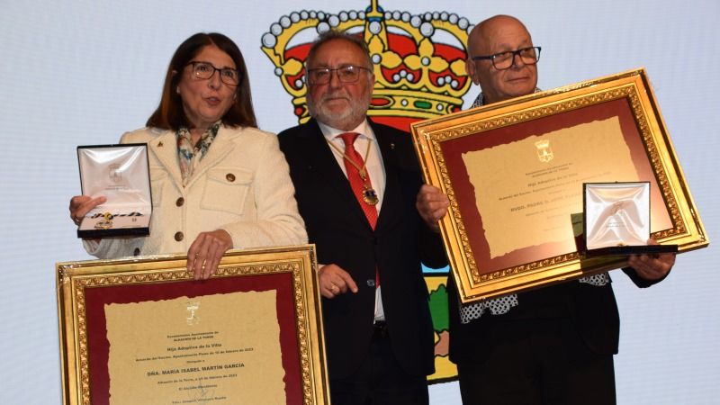 El párroco Pepe Planas y la activista social Maribel Martín reciben los títulos de Hijo Adoptivo