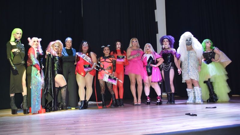Color, música y diversión, grandes atractivos de las Bimbolimpiadas Drag celebradas en la Casa de la Juventud