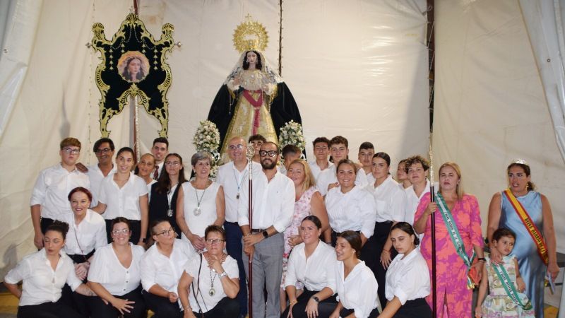 El barrio de la Alegría se vuelca con la brillante e histórica procesión de la Virgen de la Esperanza