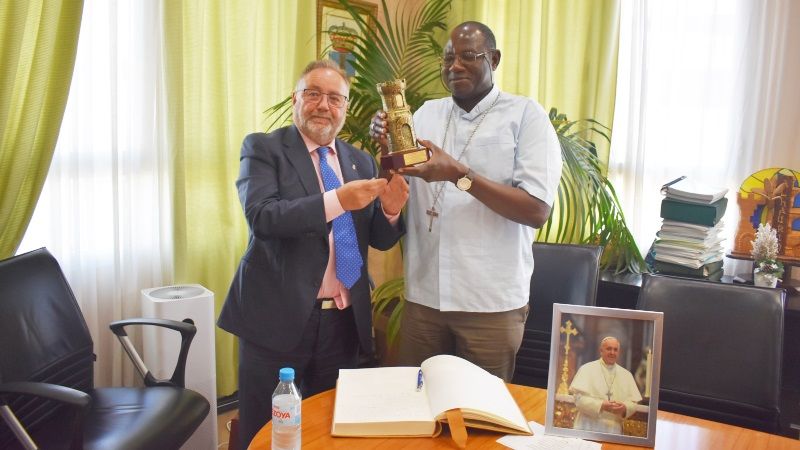 Recepción oficial a monseñor Nicolás Nadji Bab, obispo de la Diócesis de Laï, en el Chad