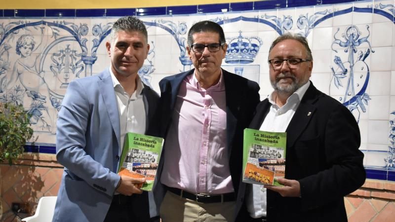 José Carlos Villalba exhibe la vertiente más personal e íntima en su cuarto libro, 'La Historia inacabada'