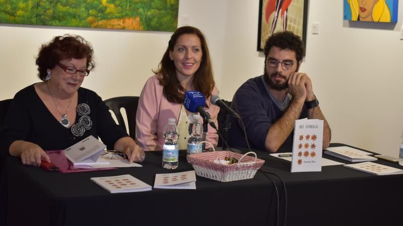 Esperanza Mena presenta su poemario 'Diez estrellas', dedicado a la belleza de lo cotidiano
