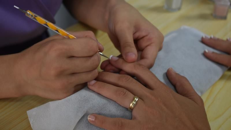 Las alumnas del curso de Servicios Auxiliares de Estética realizan sus primeras prácticas