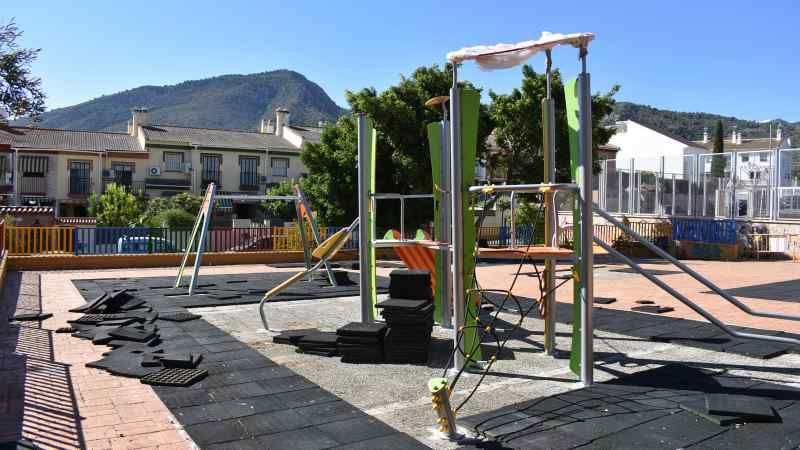 El Ayuntamiento inicia el montaje del nuevo parque infantil de Ermita del Cerro