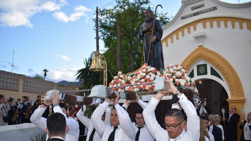 San Francisco de Paula vuelve a procesionar por las calles de Viñagrande con gran fervor popular