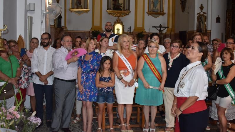 Numerosos vecinos y asociaciones participaron en la ofrenda floral a la Virgen del Carmen