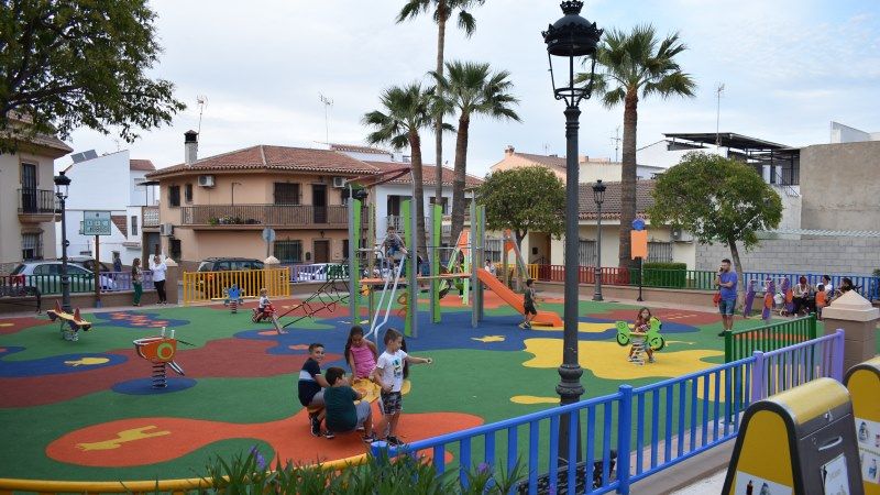 Entra en servicio el nuevo parque infantil de la plaza de la Constitución