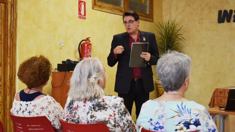 Charla de confección de encajes en el Centro Municipal de Información a la Mujer