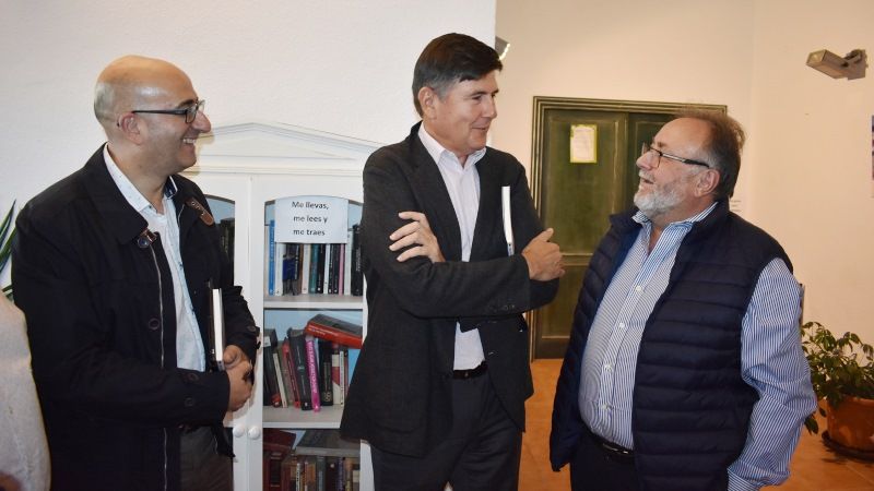 Manuel Pimentel muestra las claves para mejorar la oratoria en la presentación de su último libro