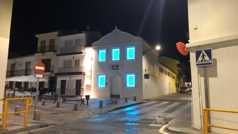 El MAE, iluminado de color azul turquesa para sumarse a la campaña por el Día Internacional de la Dislexia