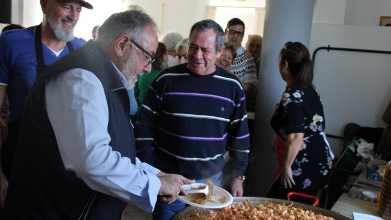 Los vecinos de Pueblo Cortijo celebran el Día del Borrachuelo con un gran almuerzo de convivencia