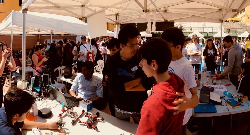 El Pinar presenta sus proyectos de innovación tecnológica y didáctica en el X Encuentro Provincial de Ciencias del IES Bezmiliana