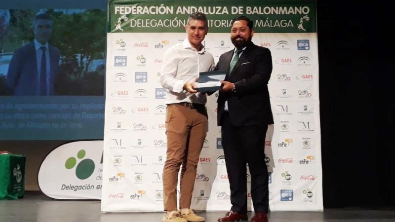 El balonmano provincial premia al Ayuntamiento de Alhaurín de la Torre y a su concejal de Deportes, Prudencio J. Ruiz