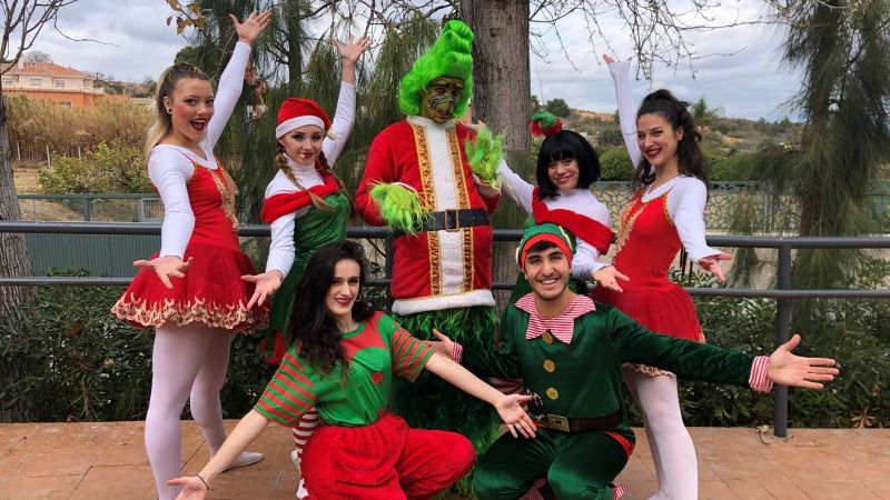 El Grinch y sus elfos hacen disfrutar al público infantil en el auditorio de la finca El Portón