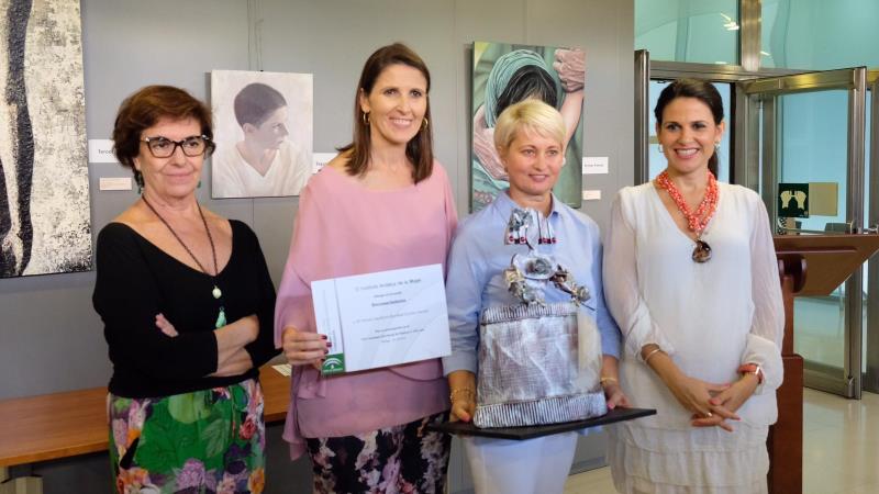 Larisa Sarria, primer premio con su obra ‘Transterrados” en el VII Certamen Provincial de Pintoras