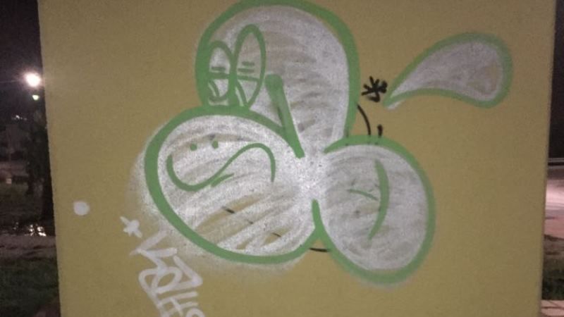La Policía Local sorprende a dos jóvenes que realizaban pintadas en la urbanización Capellanía de Alhaurín de la Torre