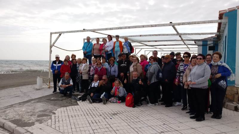 Medio centenar de mayores de Alhaurín de la Torre visitaron la Senda Litoral