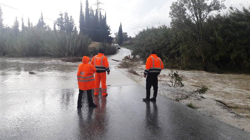 El desbordamiento de un arroyo corta al tráfico una carretera de Alhaurín de la Torre