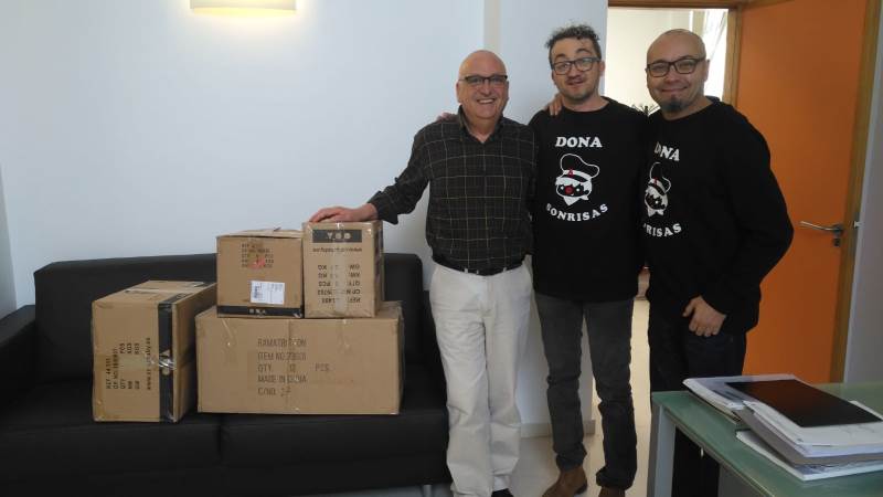 El Ayuntamiento dona un lote de regalos para los niños ingresados en el Hospital Materno Infantil
