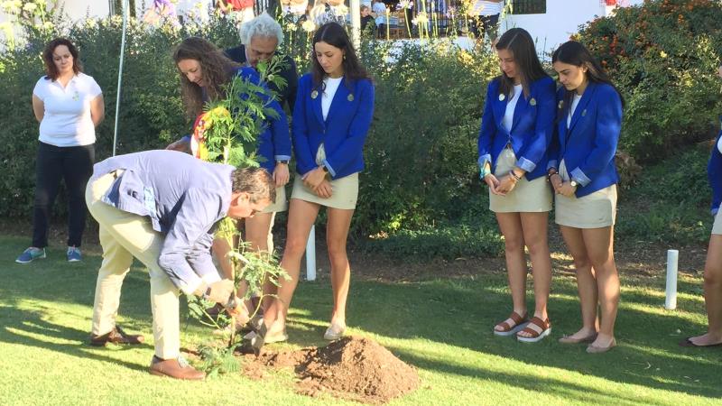 Celia Barquín en homenajeada con un árbol durante el Campeonato de España de Federaciones Autonómicas Femenino