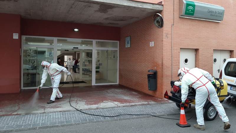 Alhaurín de la Torre acomete una limpieza a fondo y desinfección de su centro de salud