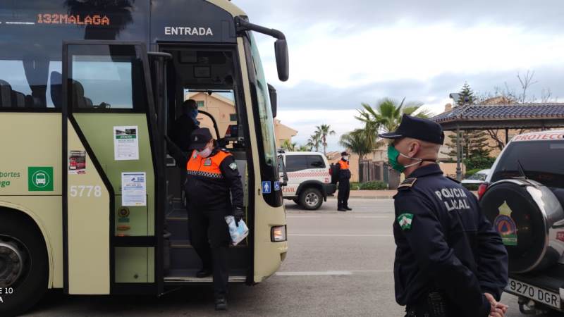 Comienza en Alhaurín de la Torre el reparto de mascarillas entre los trabajadores que se desplazan en transporte público