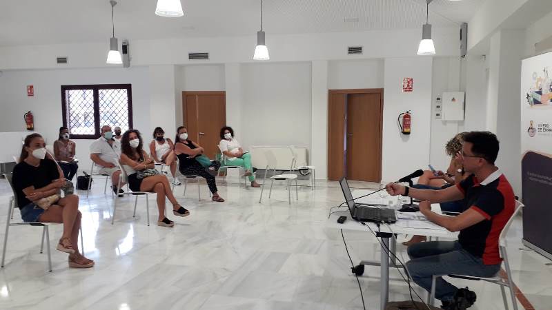 Empresarios locales asisten a un curso sobre las subvenciones para modernizar las pymes