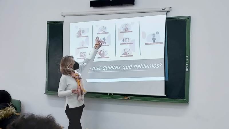La psicóloga y experta Rocío Carmona realiza talleres de educación afectiva sexual en los institutos de la localidad