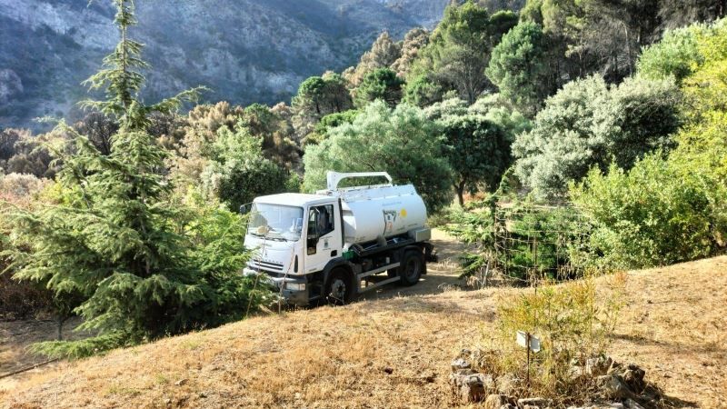 El Ayuntamiento facilita el agua para las balsas y bebederos de animales en la Sierra