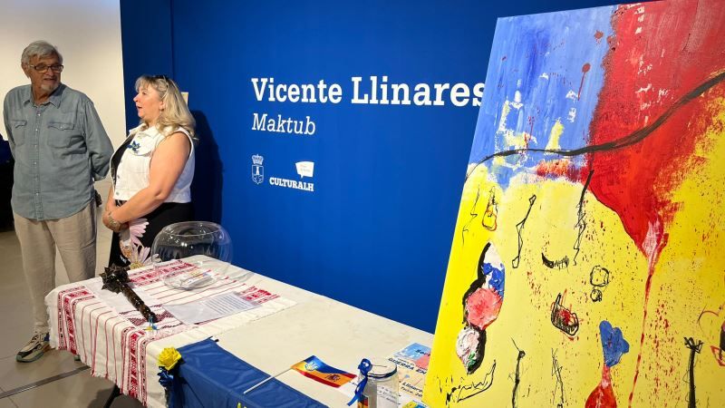 Vicente Llinares dona uno de sus cuadros a la asociación de ucranianos de Málaga