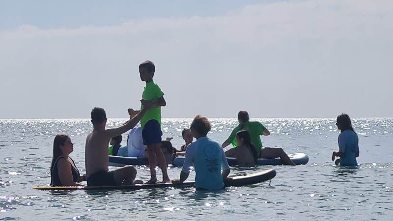 El campamento para personas con diversidad funcional organiza una jornada de surf
