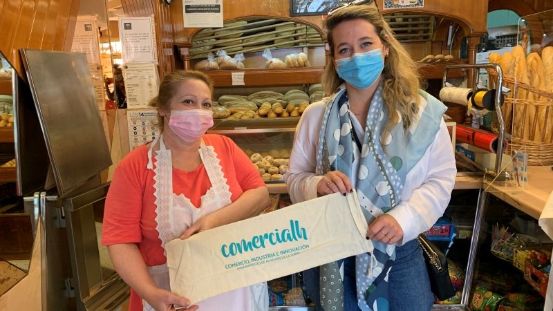 El Área de Comercio reparte bolsas-panera a los distintos obradores de Alhaurín de la Torre