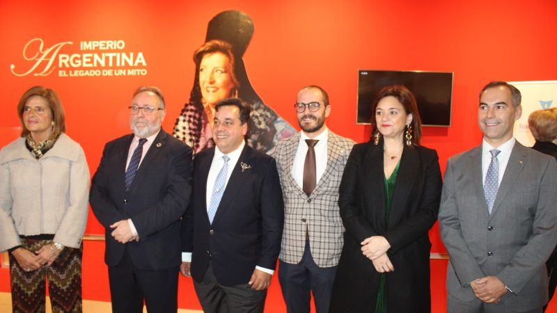 La inauguración de la exposición dedicada a Imperio Argentina desborda las previsiones