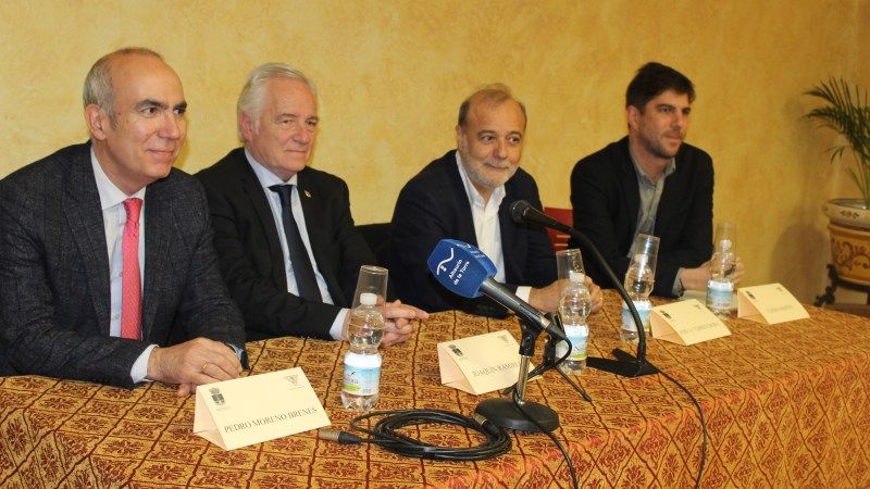 Un interesante encuentro de articulistas de diario Sur abre las V Jornadas de Periodismo