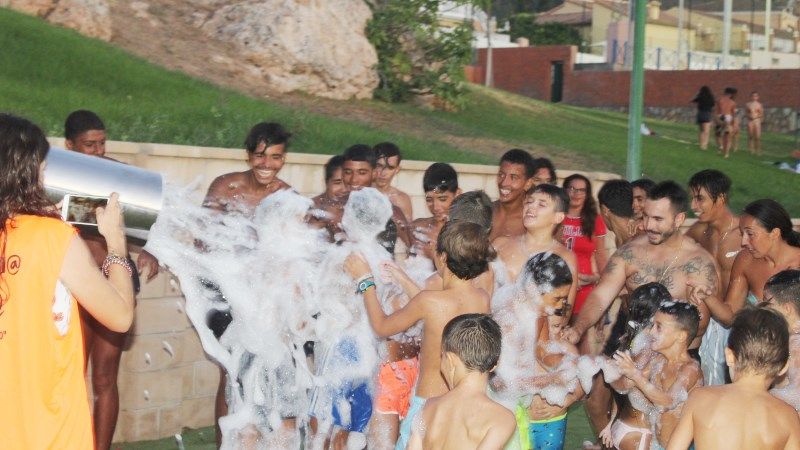 La juventud alhaurina despide el verano por todo lo alto en una multitudinaria Fiesta de la Espuma