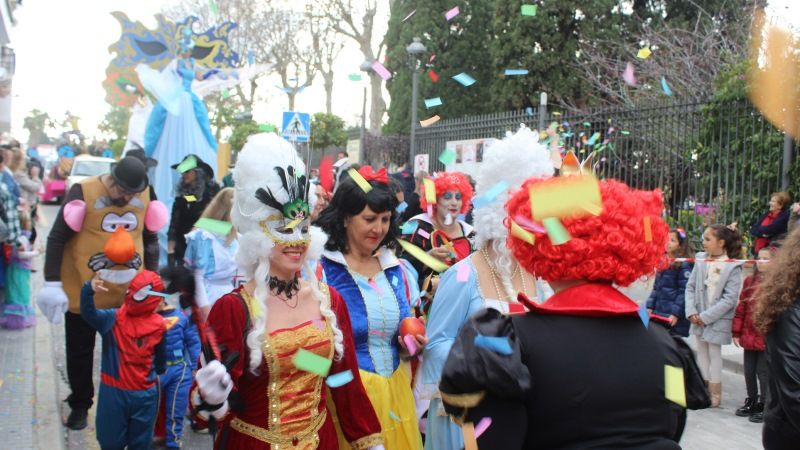 Un multitudinario desfile abre el Carnaval y da paso al mercado medieval