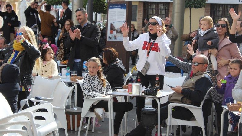 El Carnaval de Málaga toma la plaza de San Sebastián y cautiva al público