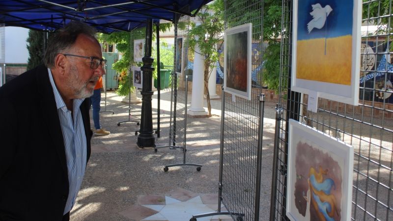 Inaugurada la exposición solidaria ‘Arte para Ucrania’, con 30 cuadros de distintos pintores