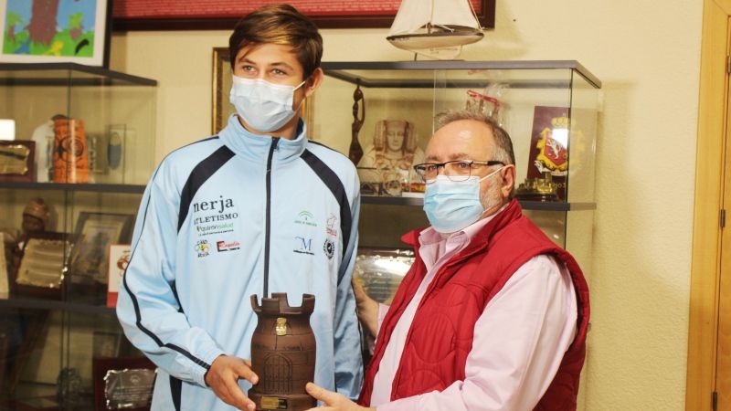 El alcalde recibe al joven Salvador García, campeón de España de Peso Sub-16