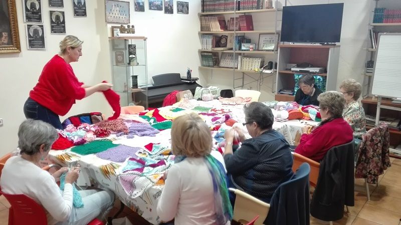El taller de manualidades con material reciclado prepara un toldo gigante de croché para calle Málaga