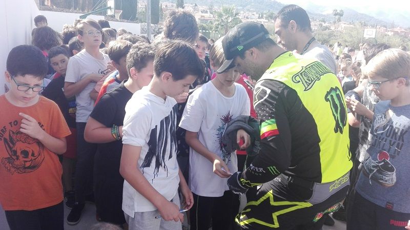 Edgar Torronteras visita el colegio Algazara y se ofrece a recorrer el resto de centros de Primaria