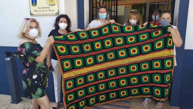 Las alumnas del taller de croché de Alhaurín presenta su última creación: un toldo de 100 metros cuadrados