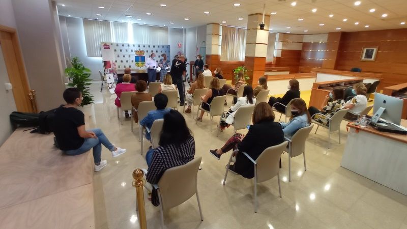 El alcalde y la concejala de Igualdad entregan los diplomas de los talleres con perspectiva de género