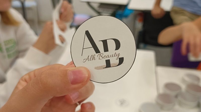 Alumnas malagueñas de FP crean una empresa piloto de productos de estética para trabajar asignaturas de su ciclo formativo