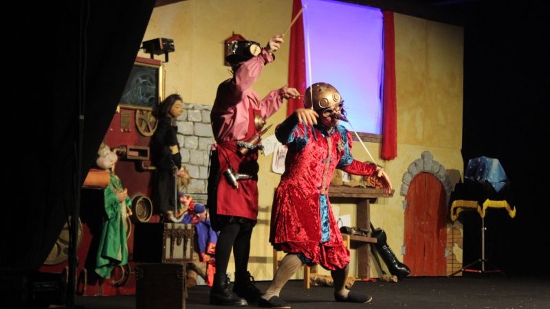 La obra 'Pinocho' cautiva a decenas de familias con una puesta en escena multidisciplinar en la Casa de la Juventud