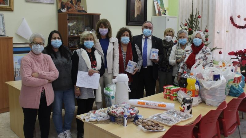 La asociación Mujeres por Alhaurín de la Torre entrega cestas benéficas a 40 familias necesitadas